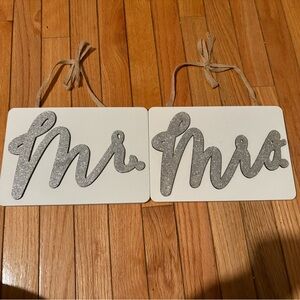 Silver Glitter 'Mr. Mrs.' Wall Signs